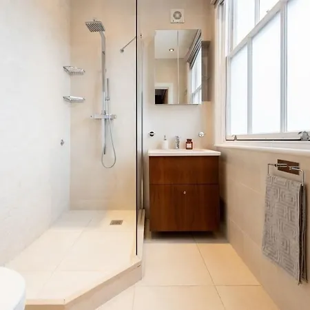 Apartment Spacious 4-bedroom In *