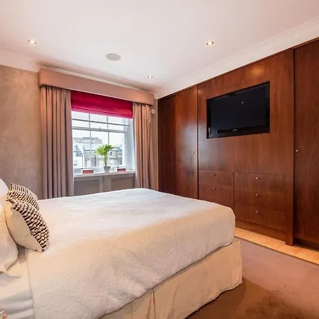 Apartment Spacious 4-bedroom In