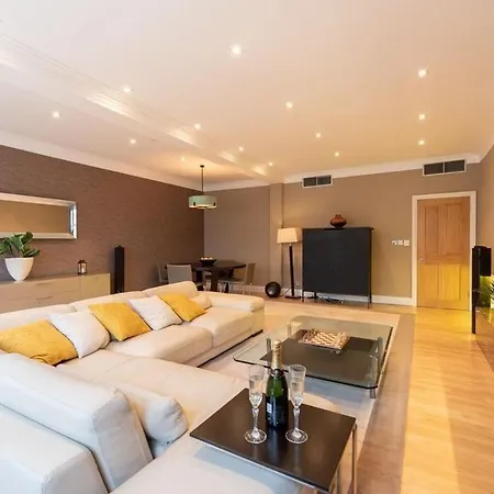 Spacious 4-bedroom In Амстердам